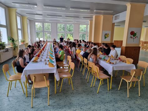 Ilustračná fotografia znázorňujúca slávnostnú atmosféru rozlúčky maturantov s riaditeľkou alebo riaditeľom školy.