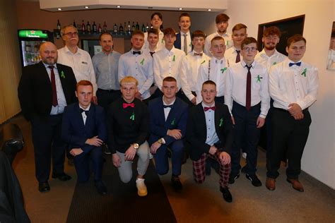 Fotografia odovzdávania zelených stužiek maturantom.