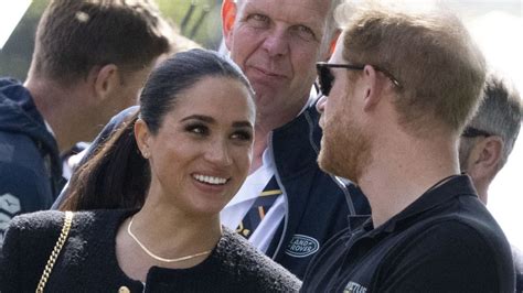 Princ Harry a Meghan Markle, držiac sa za ruky na verejnosti