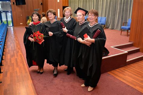 Tematické foto: Skupina starších absolventov diskutujúcich a spomínajúcich.