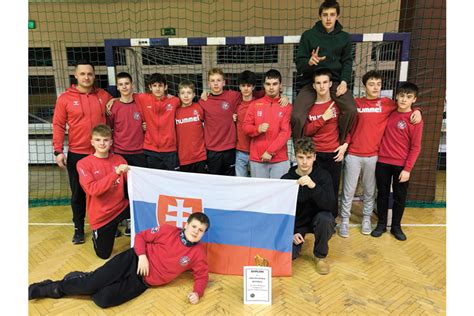 Tematické foto: Športové trofeje žiakov OA Považská Bystrica.