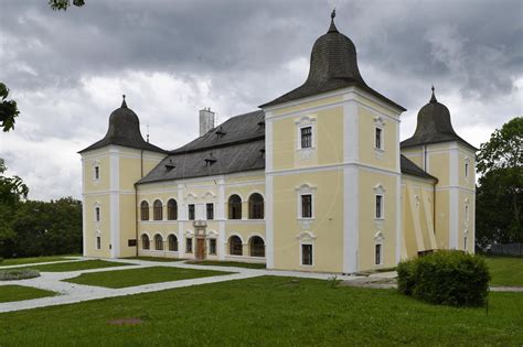 Záber na exteriér kaštieľa Orlové s historickým parkom