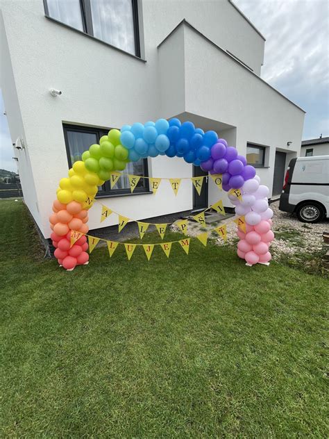 Rozmanité balónové dekorácie vrátane čísel 3 a 0, girlandy s nápisom 
