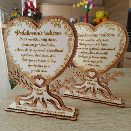Dekorácie na hnedo-ružovej svadbe