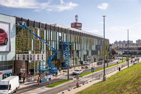 Architektonický vizuál moderného nákupného centra s detailom na fasádu