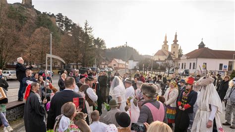 Skupina masiek počas fašiangového sprievodu v Bzenici