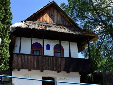 Ľudový sprievod počas fašiangov v Bartošovej Lehôtke