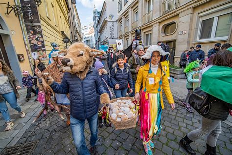 Fašiangový sprievod masiek na Hlavnom námestí v Bratislave