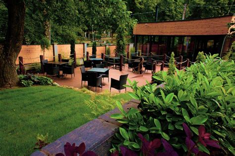 Tematická ilustrácia ideálneho miesta pre párty do neskorých hodín (záhrada s osvetlením, reštaurácia)