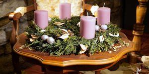 ukážka rôznofarebných adventných sviečok na venci