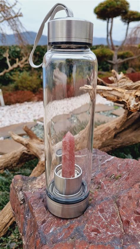 elegantná fľaša s vôňou inšpirovanou starovekým Kartágom