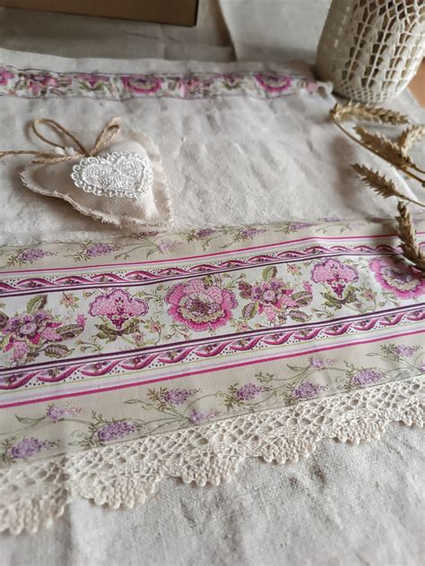 Detailný záber na štruktúru ľanovej látky vhodnej na detské oblečenie