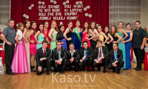 Študenti s profesormi na stužkovej slávnosti