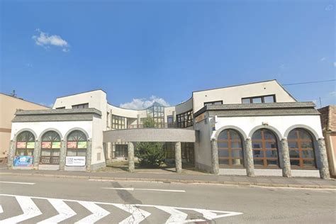 Fotografia tradičného zdobeného mája v centre obce