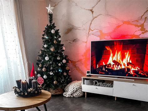 Vianočný stromček ovenčený svetielkami a ozdobami