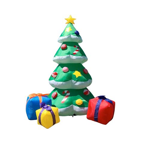 Detailne zdobený vianočný stromček s darčekmi pod ním