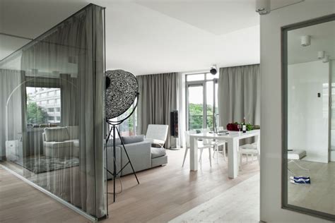 Ukážka rôznych možností novoročných dekorácií na oknách.