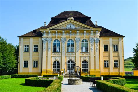 Záber na historický kaštieľ v Rúbani obklopený rozkvitnutým lesoparkom