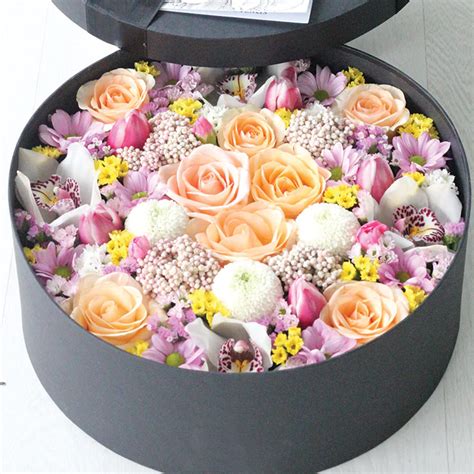 Fotografia kytice kvetov v špeciálnej darčekovej krabici, ktorá zabezpečuje bezpečnú prepravu.