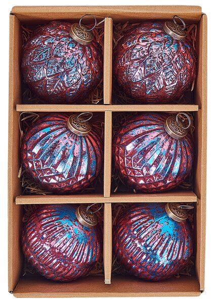 Koláž rôznych retro vianočných ozdôb z obdobia socializmu (sklenené gule, fúkané figúrky, salónky)