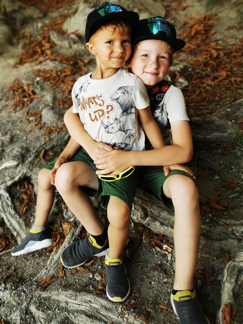 Ilustrácia rodiny s dieťaťom, symbolizujúca výchovu.