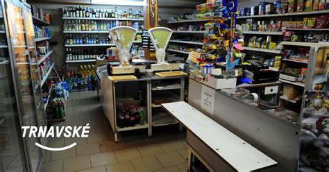 koláž fotografií výkladov obchodov s nápismi o otváracích hodinách