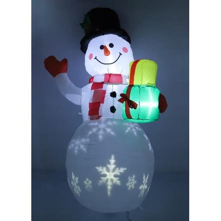 Nafukovací snehuliak s tradičnými vianočnými prvkami