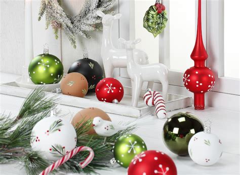 farebné vianočné gule a ozdoby na vianočnom stromčeku