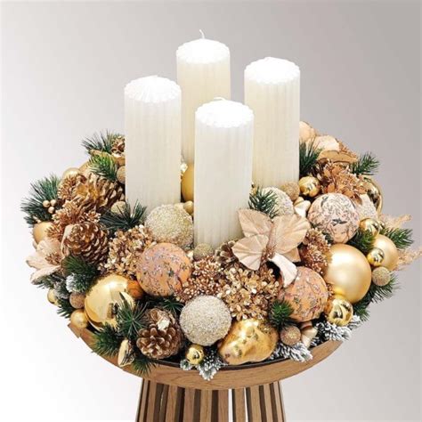 ručne vyrobený adventný veniec s červenými a zlatými ozdobami