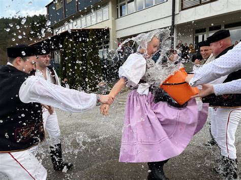 Tematické foto slovenských veľkonočných tradícií (šibačka, oblievačka, maľované vajíčka)