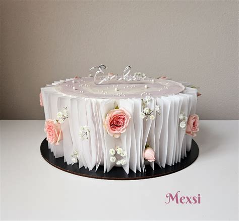 torta s jedlým papierom s rozprávkovým motívom