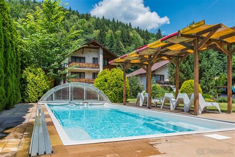 Fotografia exteriéru hotela Kráľová s priľahlým areálom a zeleňou