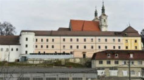 Tematické foto: ilavská väznica, pohľad na jej múry