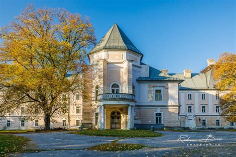 Letecký pohľad na obec Horné Lefantovce obklopenú lesmi Tribečského pohoria s viditeľnými siluetami historických kaštieľov