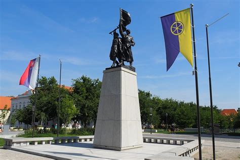 pamätník oslobodenia Revúcej s bronzovým súsoším osloboditeľa s dieťaťom