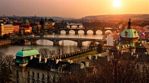 Nočná panoráma Prahy s osvetleným Hradom