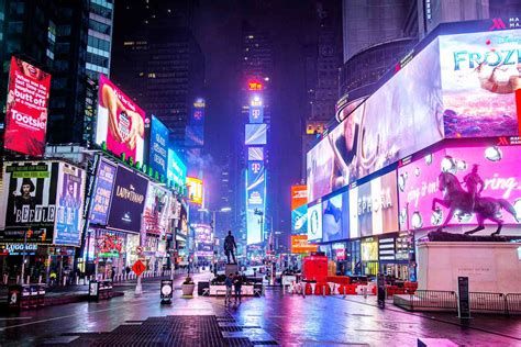 Times Square s krištáľovou guľou a oslavujúcimi ľuďmi