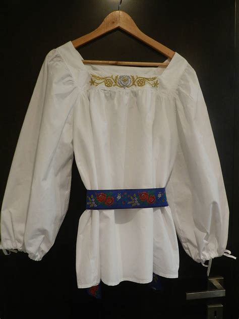 detail ženského oščadnického kroja s výšivkou