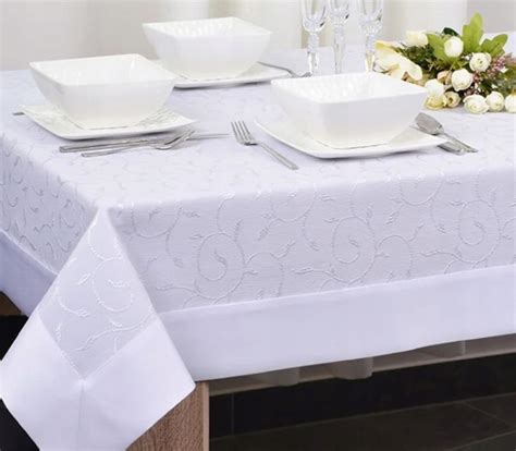 Schéma svadobného stola: biele obrusy, fialové dekorácie a strieborné detaily