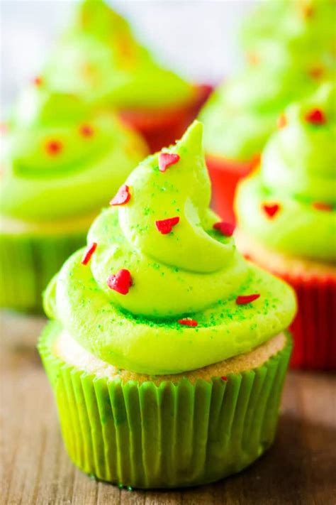 Ukážka dezertného stola v štýle Grinch s cupcakes a tematickými dobrotami.