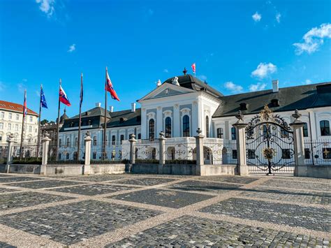 Záber na Prezidentský palác v Bratislave počas zimného obdobia