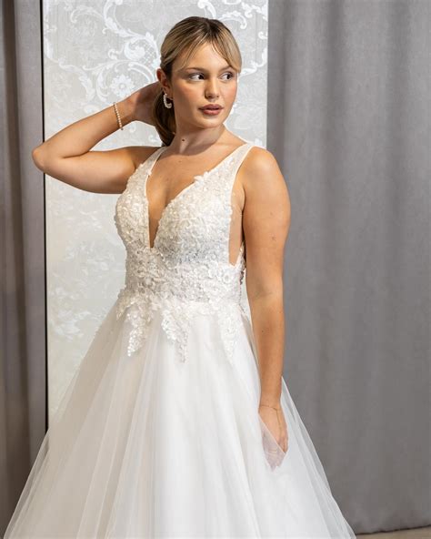 Nevesta skúša svadobné šaty v elegantnom svadobnom salóne