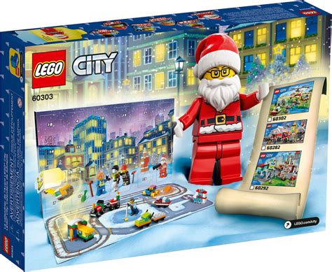 Fotografia rozbaleného adventného kalendára LEGO City s rozloženou hernou podložkou a zoradenými minifigúrkami.