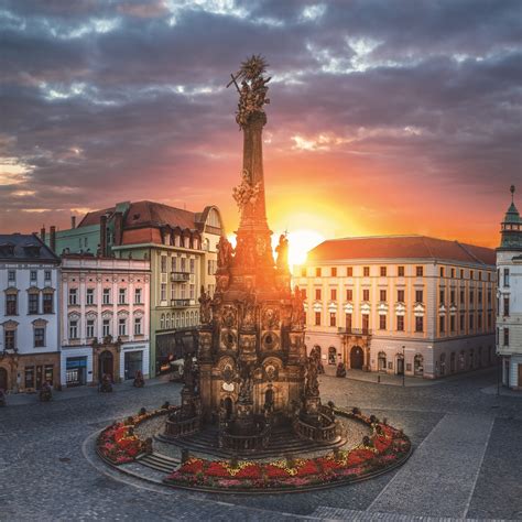 Záber na rozkvitnutú českú krajinu s jarnými kvetmi alebo historické centrum mesta počas Veľkej noci