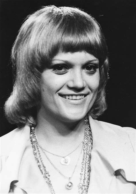 Tematické foto: speváčka na javisku, 70. roky