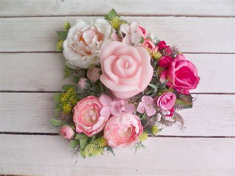 Kvetinový aranžmán v tvare srdca ako symbol lásky a spomienky