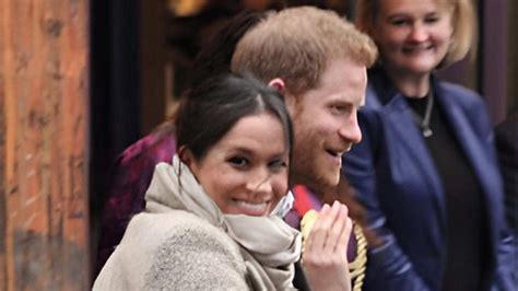 Princ Harry a Meghan Markleová pri návšteve kostola na Boží hod v roku 2017