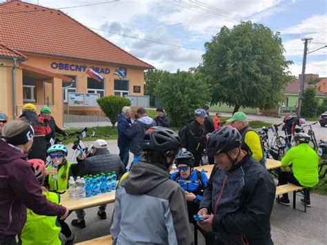 Foto: Skupina cyklistov počas prestávky na občerstvenie