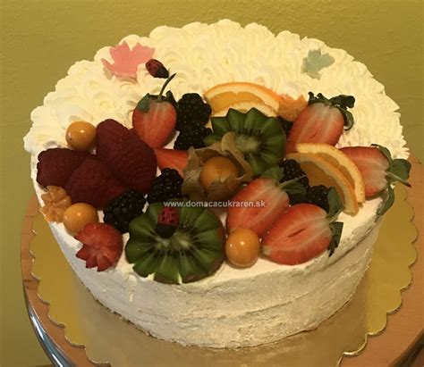 Ukážka torty zdobenej čerstvým ovocím a šľahačkou.