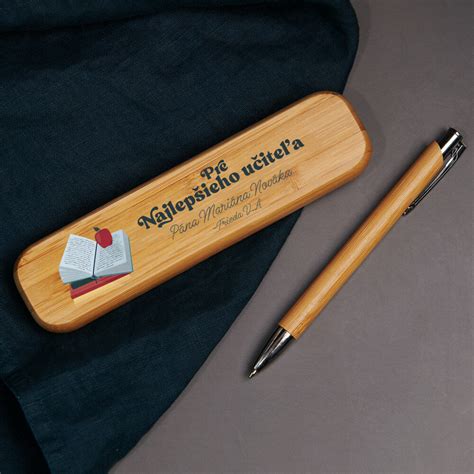 Kolekcia darčekov pre učiteľa, ako sú kniha, pero a šálka